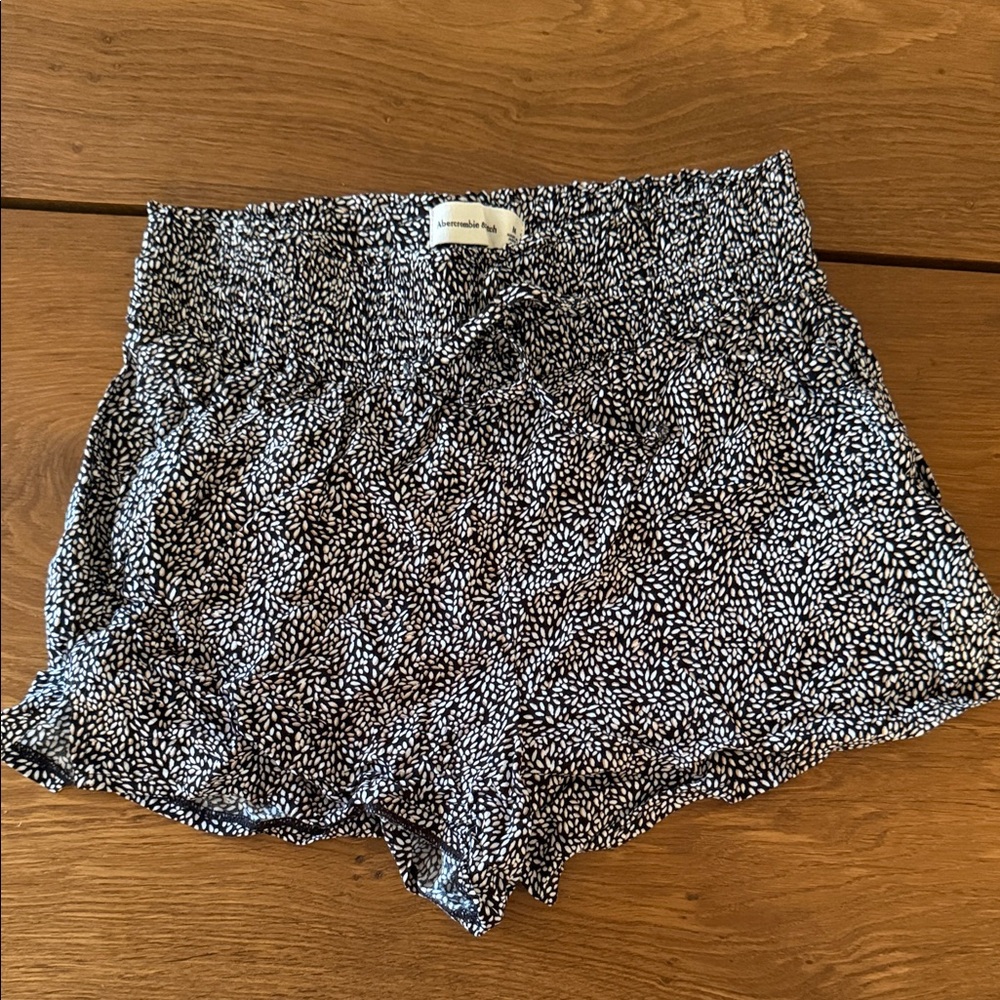 Abercrombie & Fitch Women's Black and White High Waist Shorts